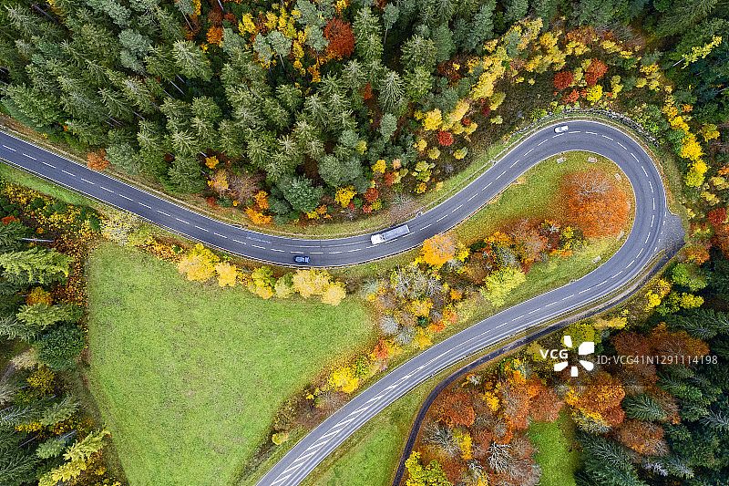 秋季俯视发夹弯道图片素材