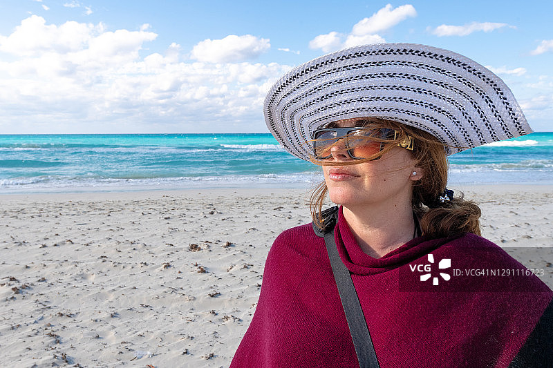 在古巴巴拉德罗海滩的西班牙裔妇女肖像图片素材