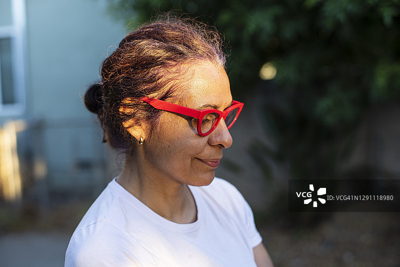 戴红色眼镜的混血女人在加利福尼亚的特写图片素材