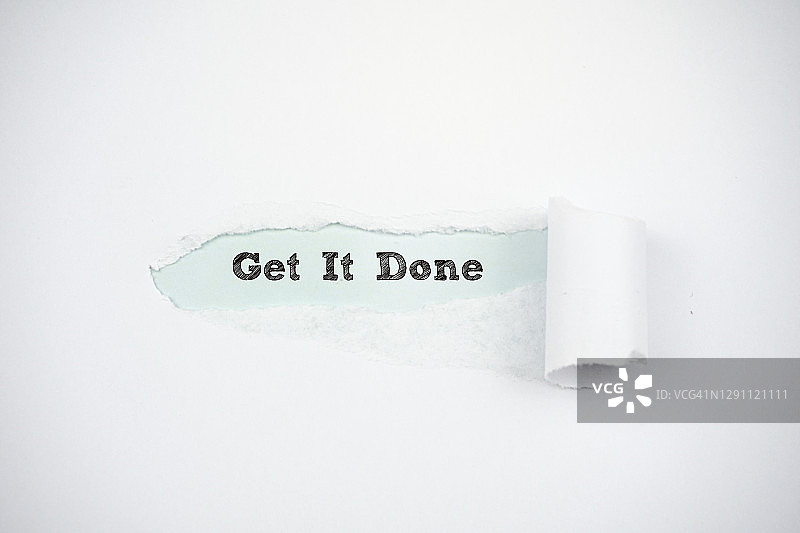 撕裂的纸张后面的文字图片素材