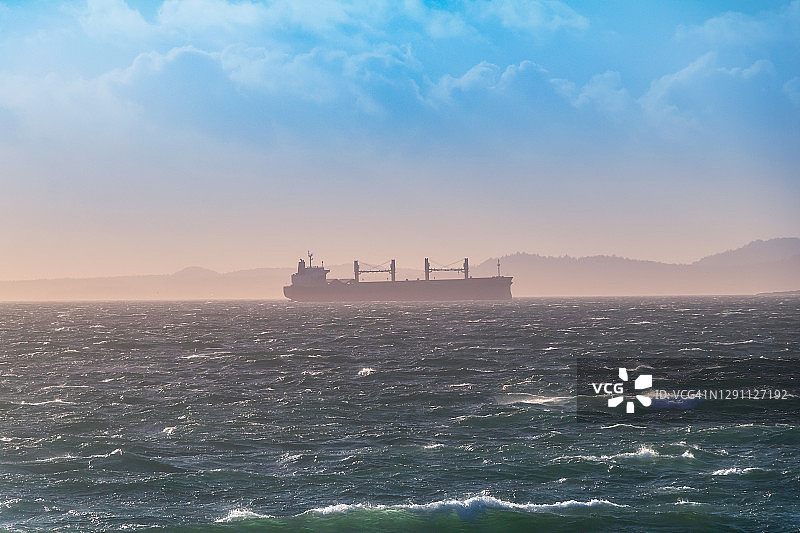 海岸边的暴风雨天气图片素材