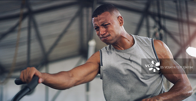 人生艰难时，迎难而上图片素材