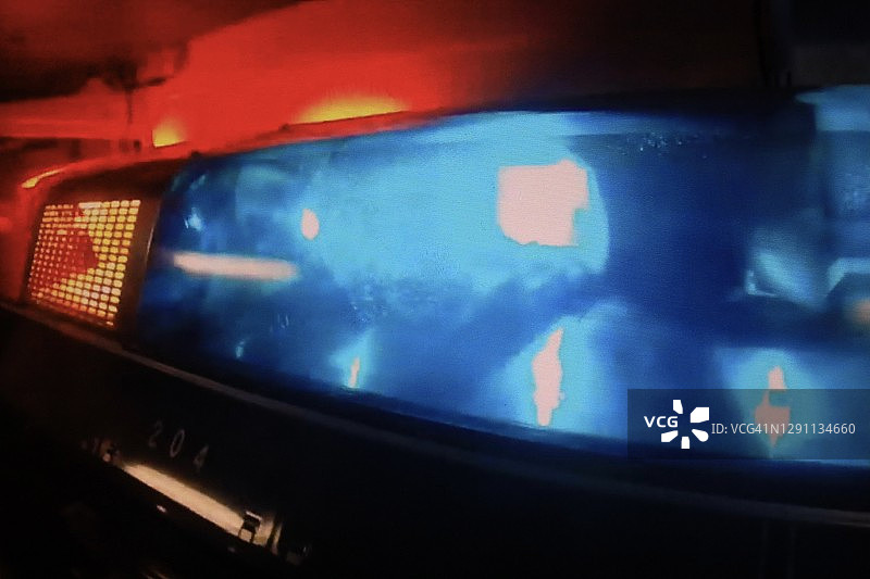 紧急情况下使用的鲜艳警车灯图片素材