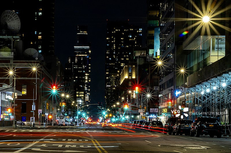 夜晚纽约十字路口交通图片素材