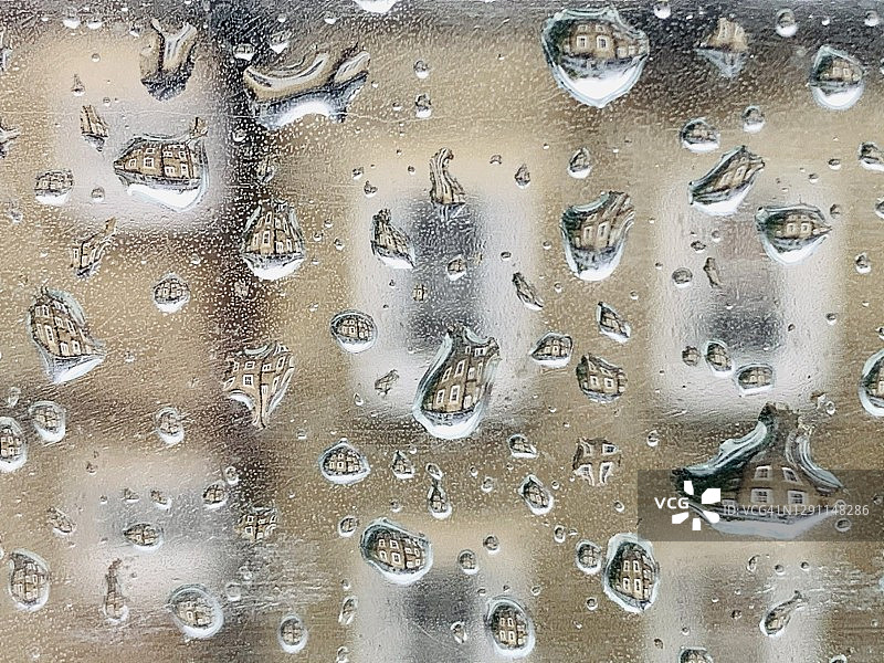 雨滴在窗户上反射的住宅楼图片素材