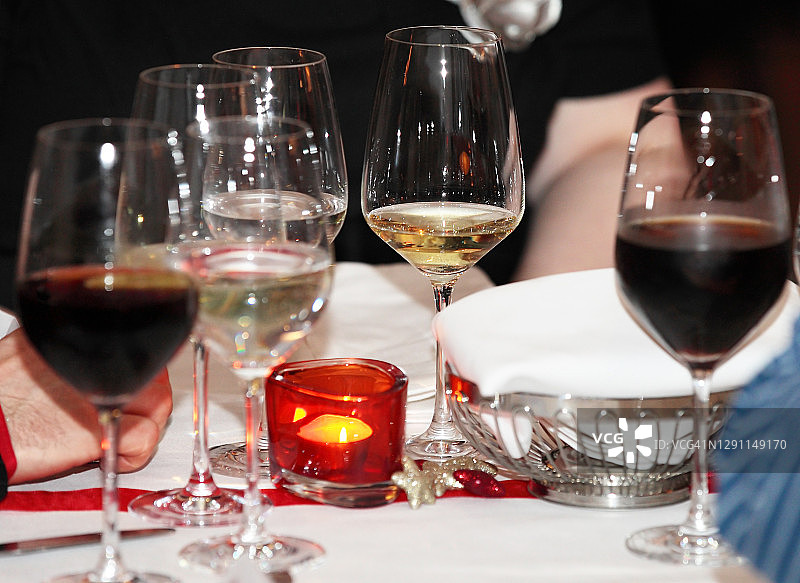 红葡萄酒和白葡萄酒图片素材