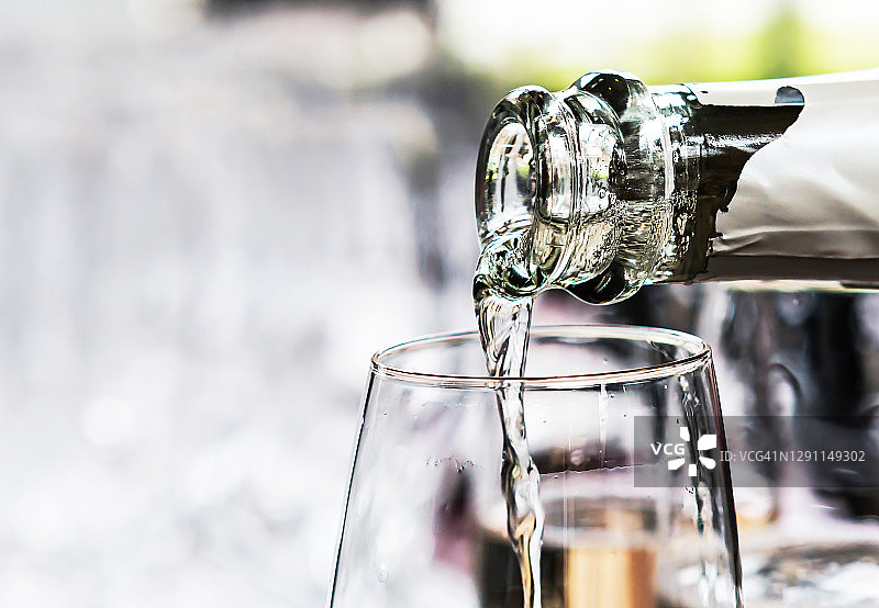将气泡水倒入玻璃杯中图片素材