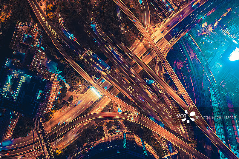 夜间无人机拍摄的城市立交桥竖版鸟瞰图图片素材