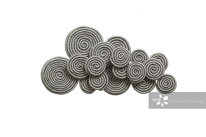 白色背景上的钩针云朵图片素材