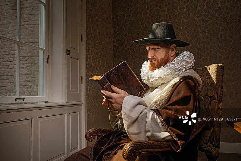 烛光下的传统荷兰红发男子图片素材