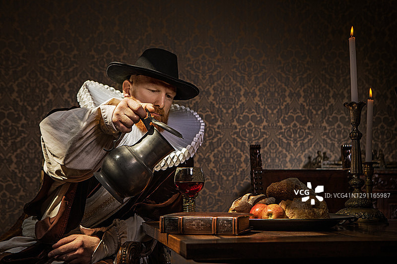 烛光下的传统荷兰红发男子图片素材