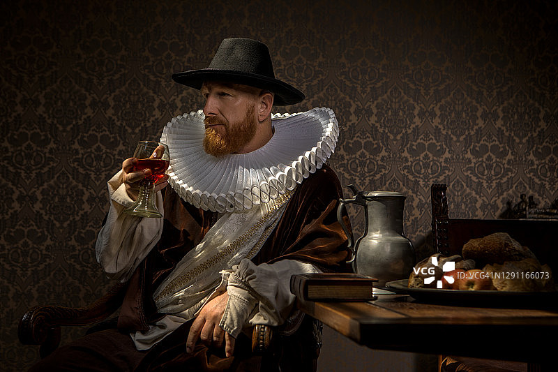 烛光下的传统荷兰红发男子图片素材