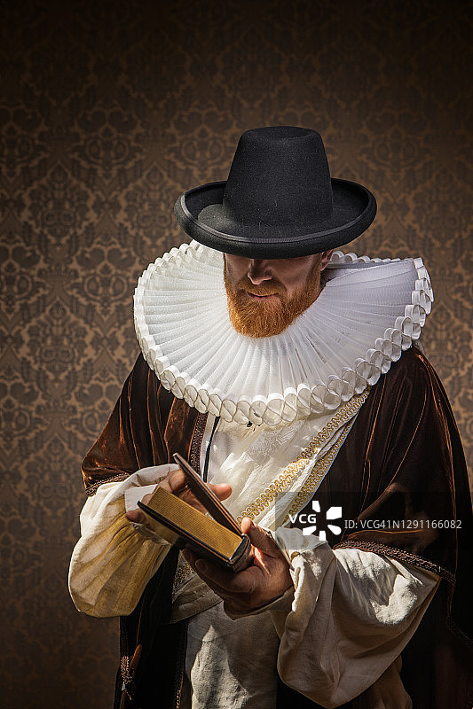 烛光下的传统荷兰红发男子图片素材