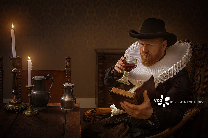 烛光下的传统荷兰红发男子图片素材