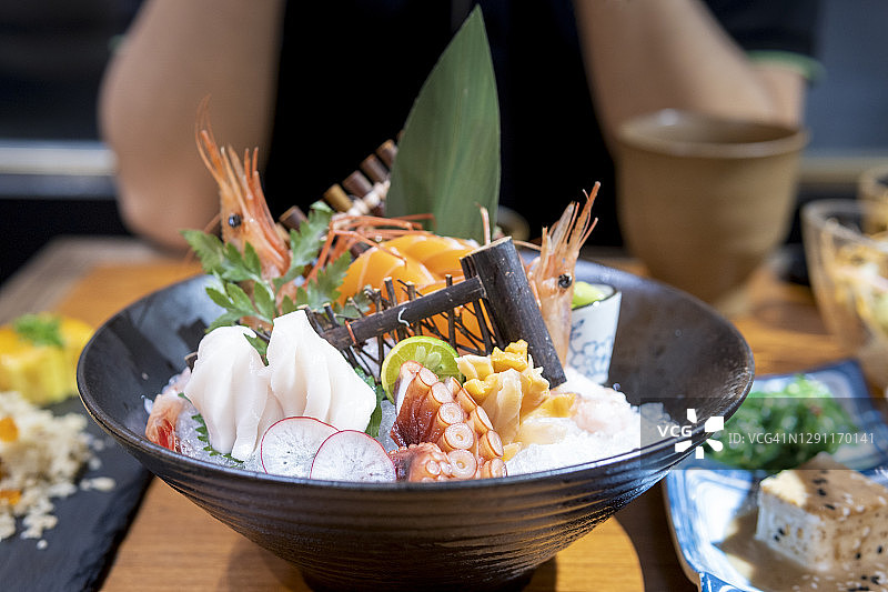 餐厅中的日式料理：刺身图片素材