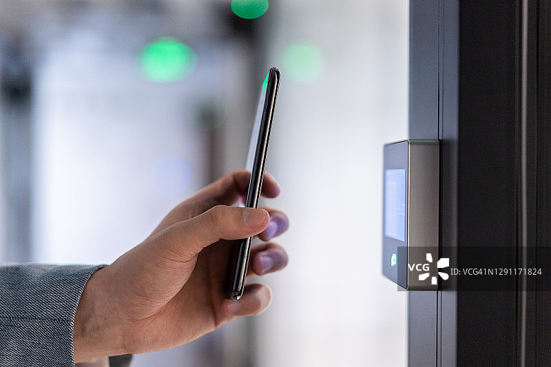用手机开门的男人图片素材