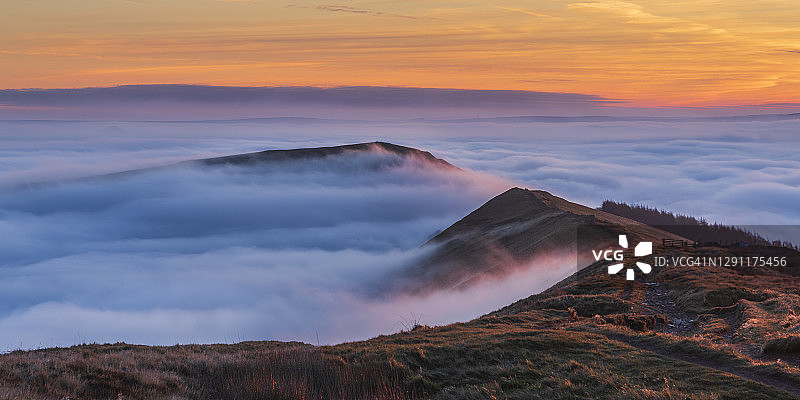 英国德比郡峰区玛姆托山雾中日出图片素材