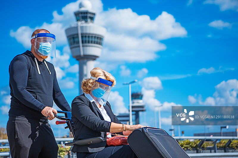 残疾夫妇机场旅行的新冠防护措施图片素材