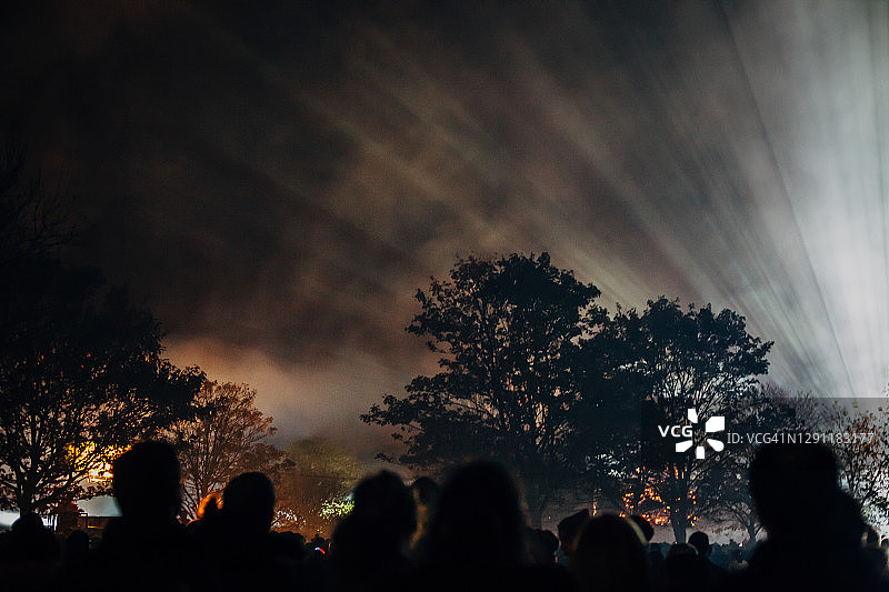 公园浓烟中光束与人群图片素材