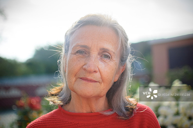 在公园放松的白发老奶奶图片素材