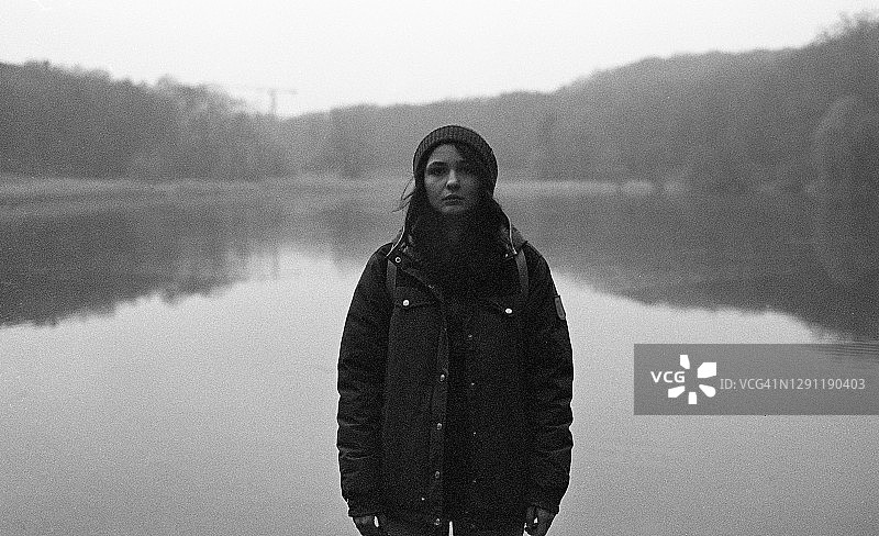 黑白自然背景下的女性肖像图片素材