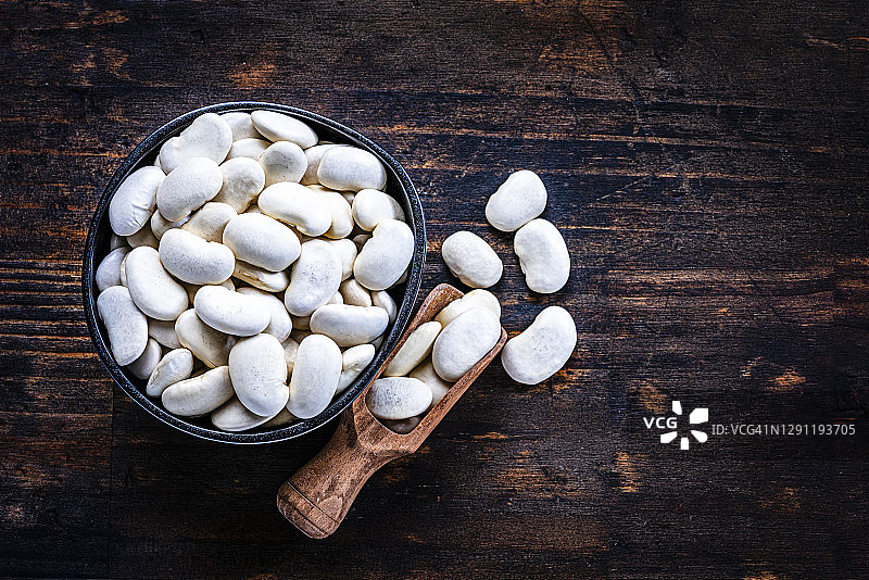 碗里的蚕豆，俯视拍摄。复制空间图片素材