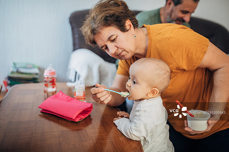 爷爷奶奶喂孙子孙女吃饭图片素材