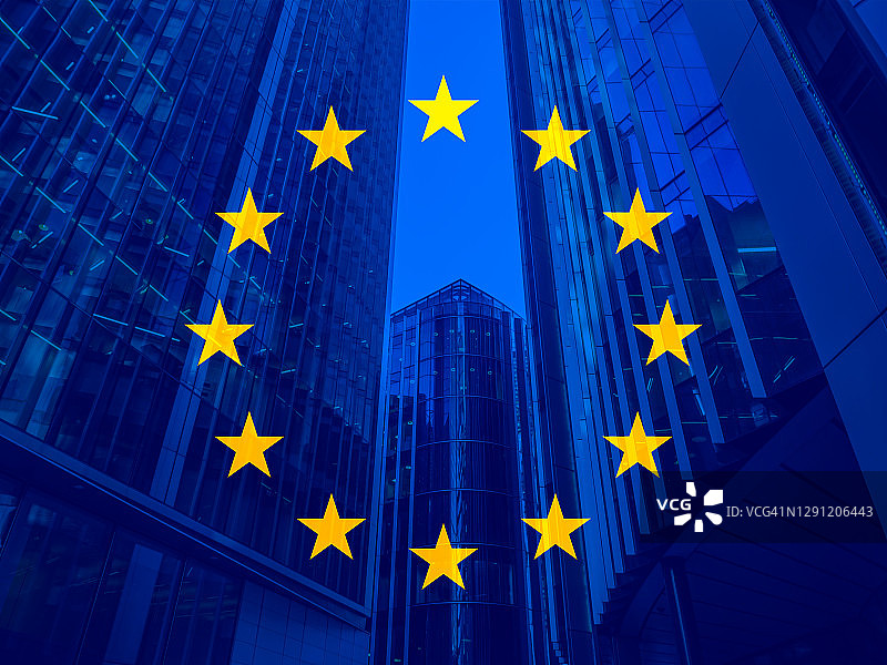 欧盟政治、商业和金融概念：欧盟旗帜与摩天大楼图片素材