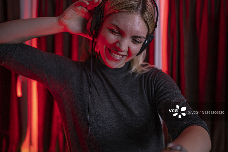 可爱的DJ女人快乐地播放音乐图片素材