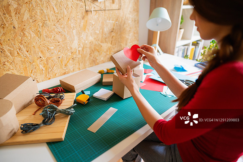 制作创意礼品盒的女人图片素材