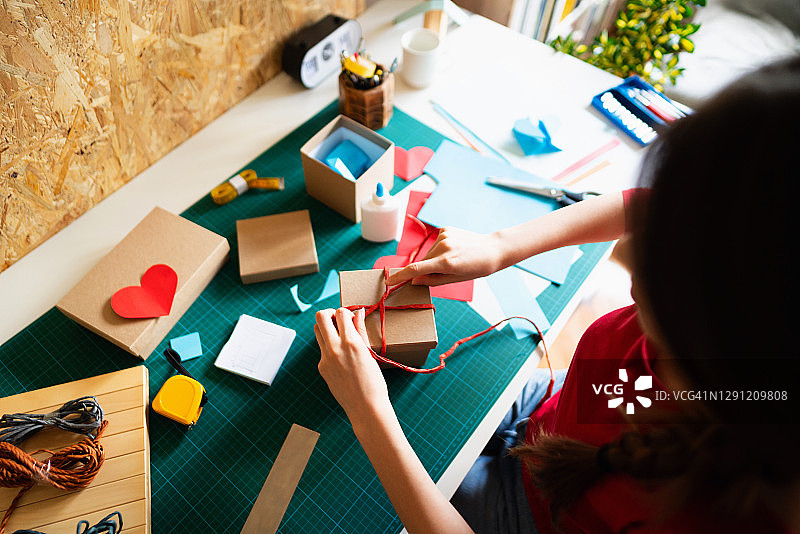 无法辨认的女人在制作手工礼品盒图片素材
