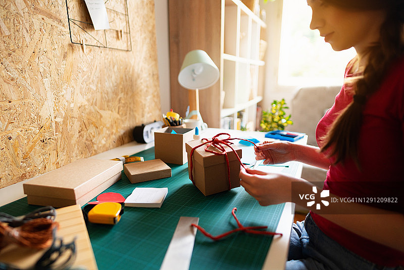 制作装饰礼品盒的创意白人妇女图片素材