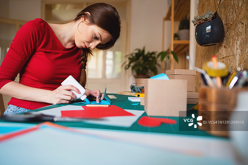 创意女性在家制作纸板礼品盒图片素材