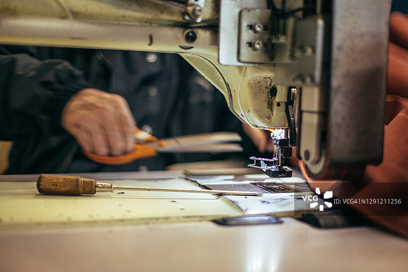 帆具制造商车间缝纫机的特写图片素材