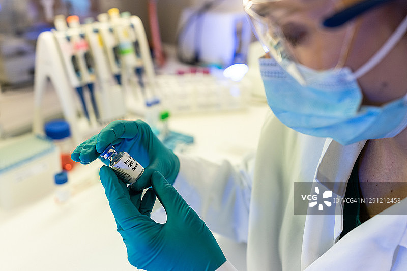 女研究员在实验室工作：研究新冠病毒疫苗图片素材