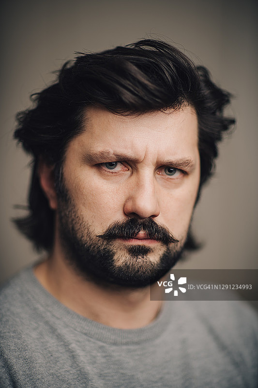 不高兴的年轻男子图片素材