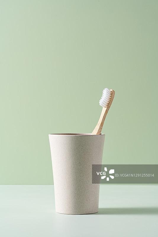 竹木牙刷与可降解杯子图片素材