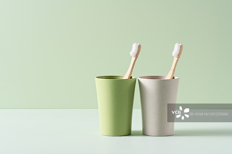 竹木牙刷与可降解杯子图片素材