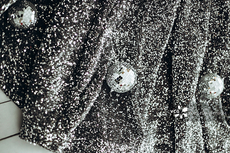 闪亮背景上的银色迪斯科圣诞装饰球图片素材