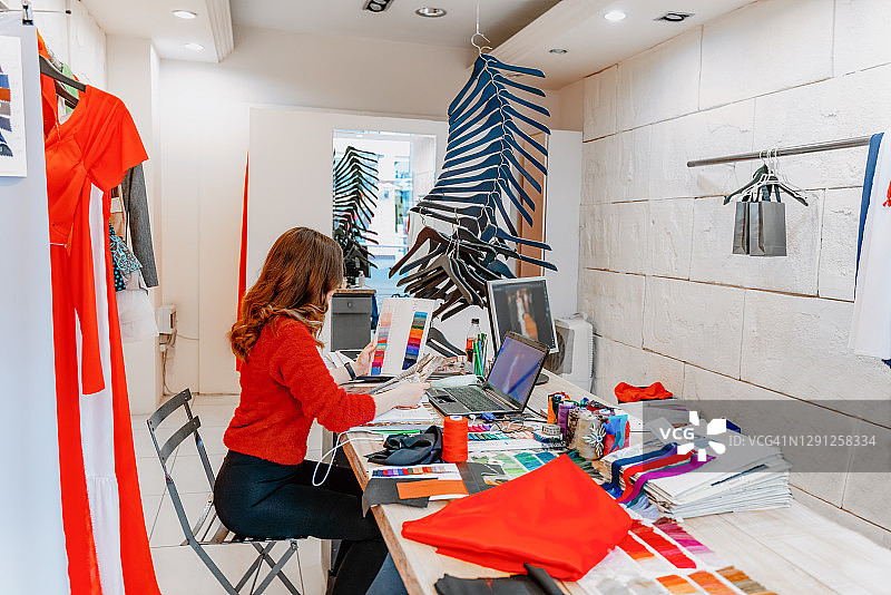 在设计工作室工作的时装设计师图片素材