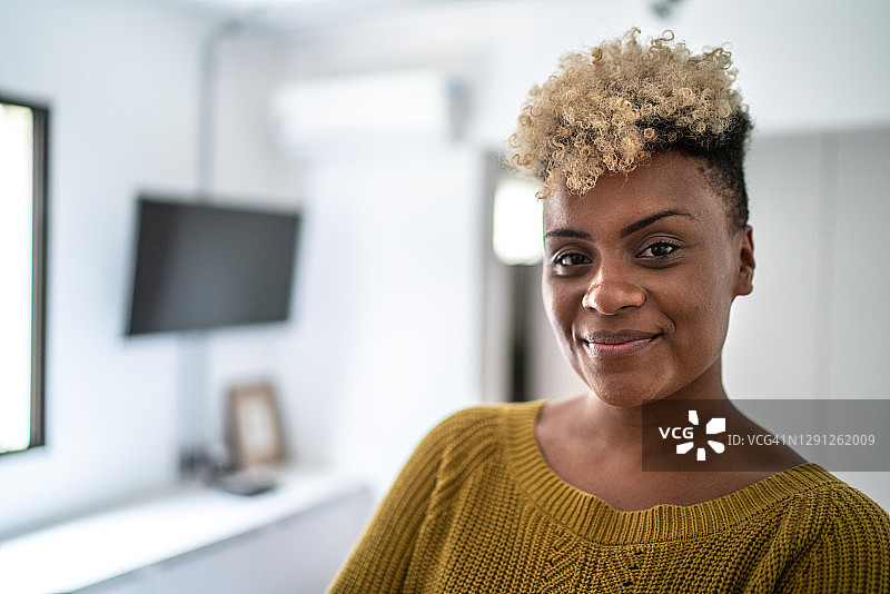 一个年轻女子在家的画像图片素材