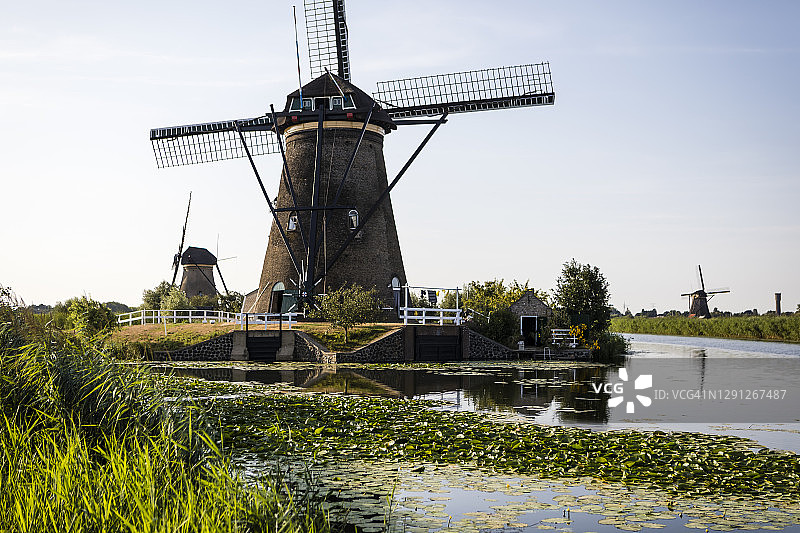 荷兰金德代克的旧风车图片素材