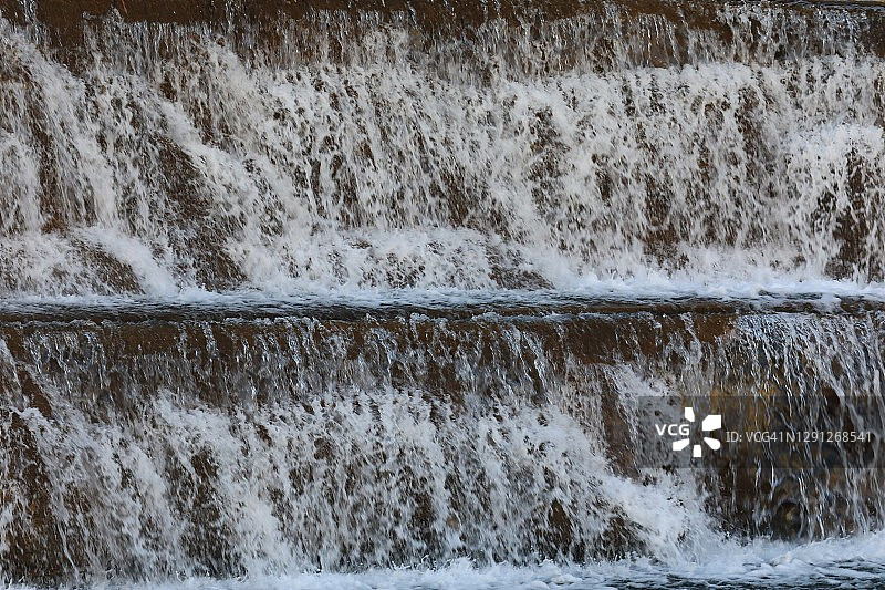 奔流河中的叠瀑图片素材
