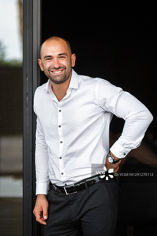 户外快乐微笑的男人肖像图片素材