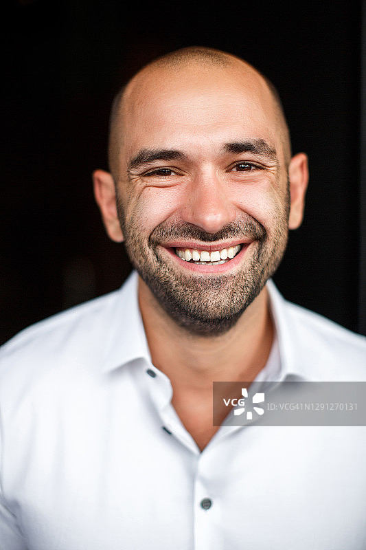 大胆快乐的微笑男人肖像图片素材