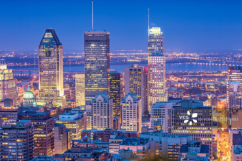 加拿大蒙特利尔市中心金融区摩天大楼夜景图片素材