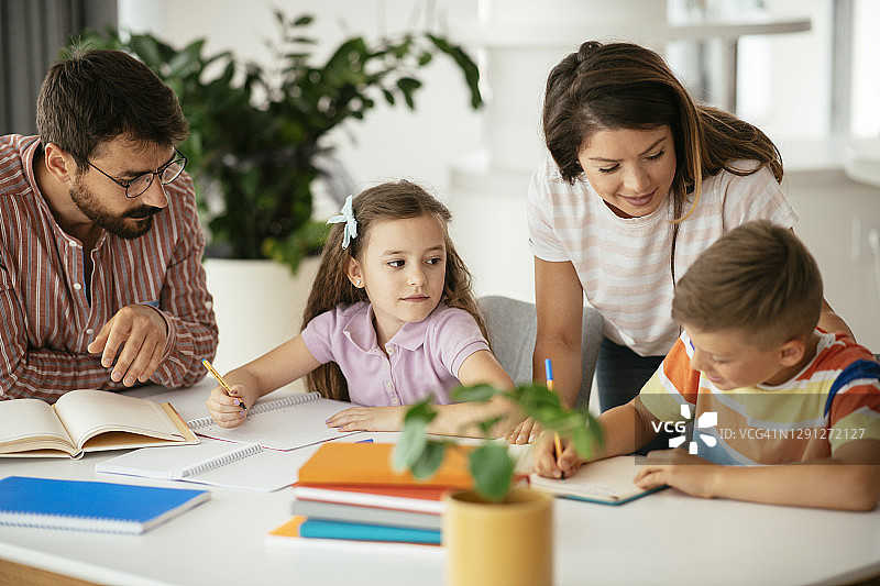 父母帮助孩子们做作业图片素材