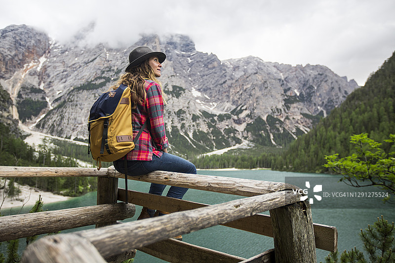 在意大利多洛米蒂布莱斯湖周围徒步旅行图片素材