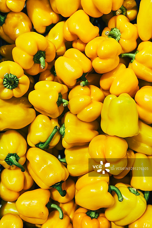 美味的黄色甜椒。冬季农贸市场满是绿色有机蔬菜。可用作背景。用于设计的红色甜椒背景。成组的甜椒图片素材