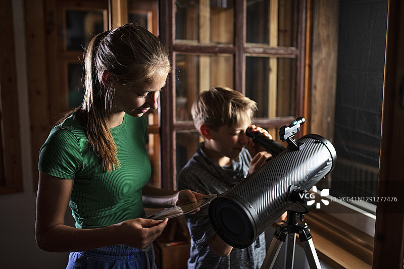 观察月亮和星星的兄妹图片素材